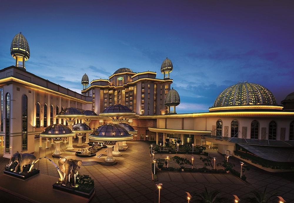 Sunway Resort Hotel Petaling Jaya Eksteriør billede The Palace of the Golden Horses