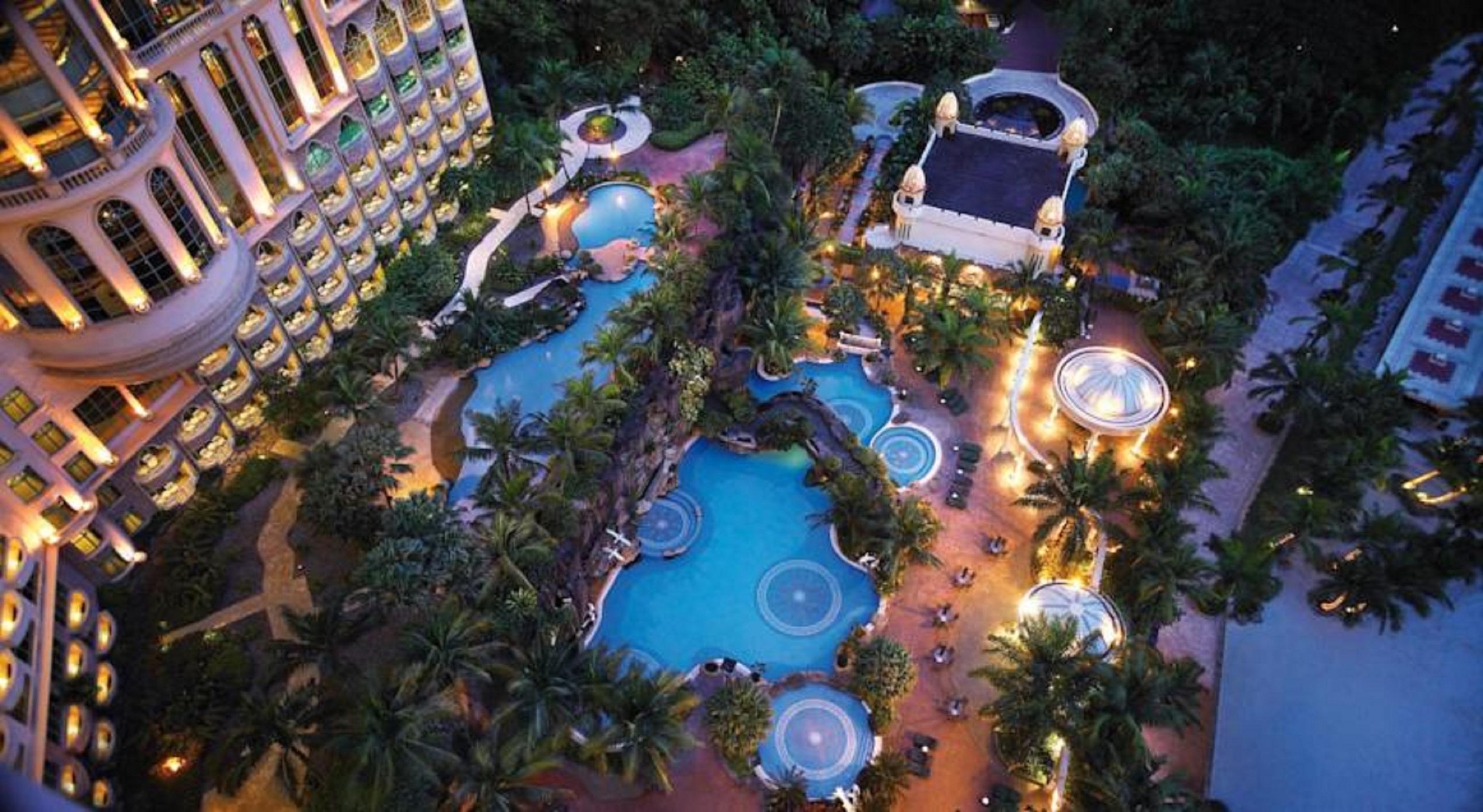 Sunway Resort Hotel Petaling Jaya Eksteriør billede The pool at the Shangri-La Kuala Lumpur
