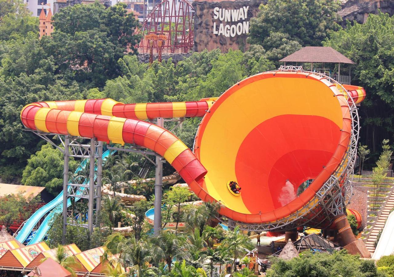 Sunway Resort Hotel Petaling Jaya Eksteriør billede The Tornado slide