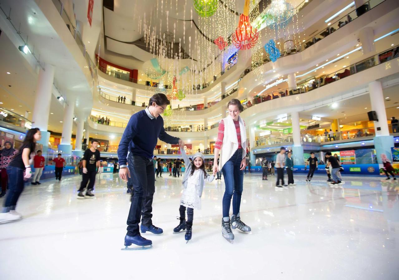 Sunway Resort Hotel Petaling Jaya Eksteriør billede Ice rink at the mall